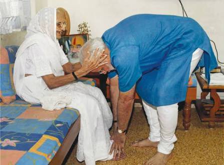 जन्मदिन के मौक पर प्रधानमंत्री मोदी ने अपनी माताजी से आशीर्वाद लिया।